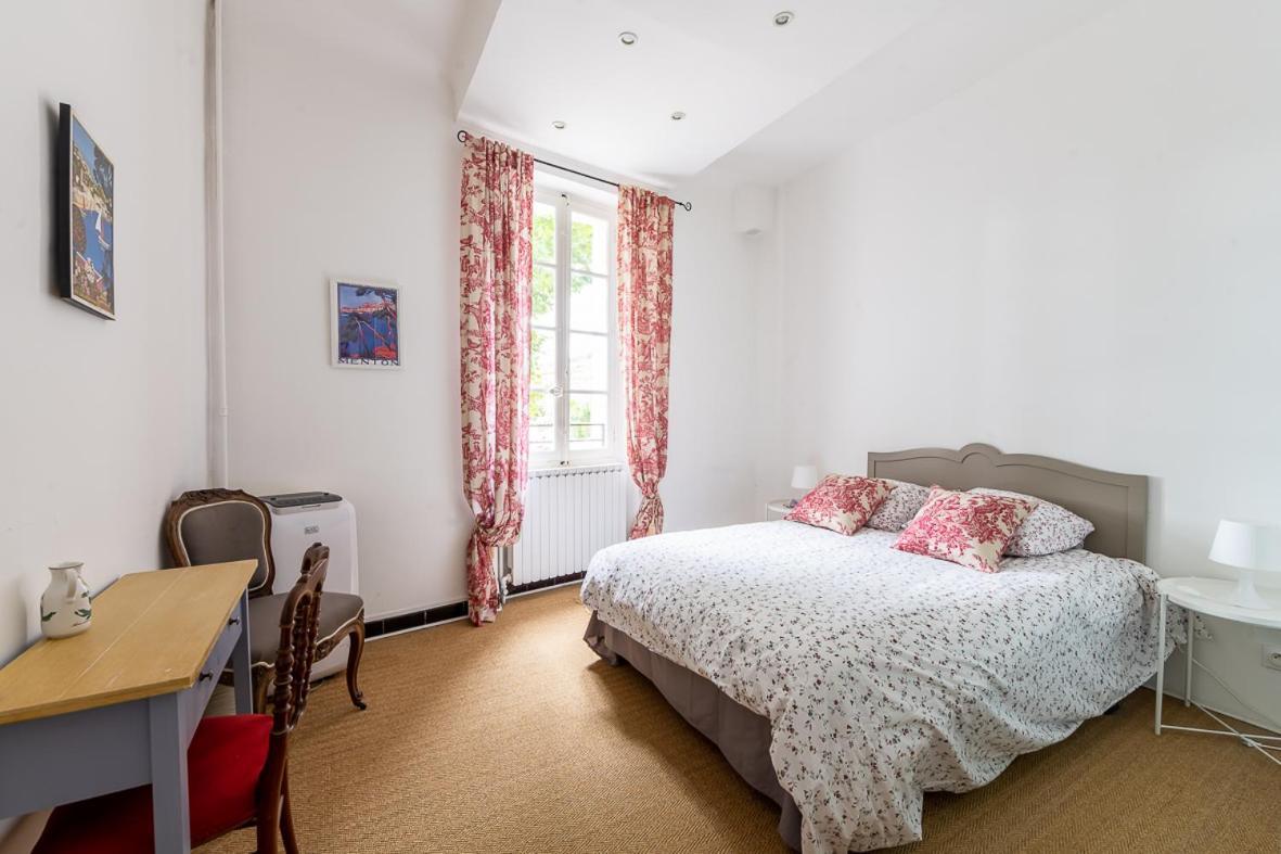 Maison De Maitre 230M² En Plein Coeur Du Village Camps-la-Source Bagian luar foto